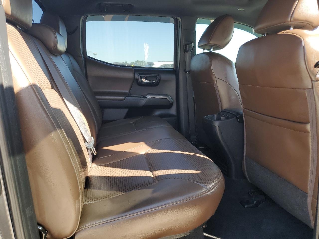2019 Toyota Tacoma - Image 10