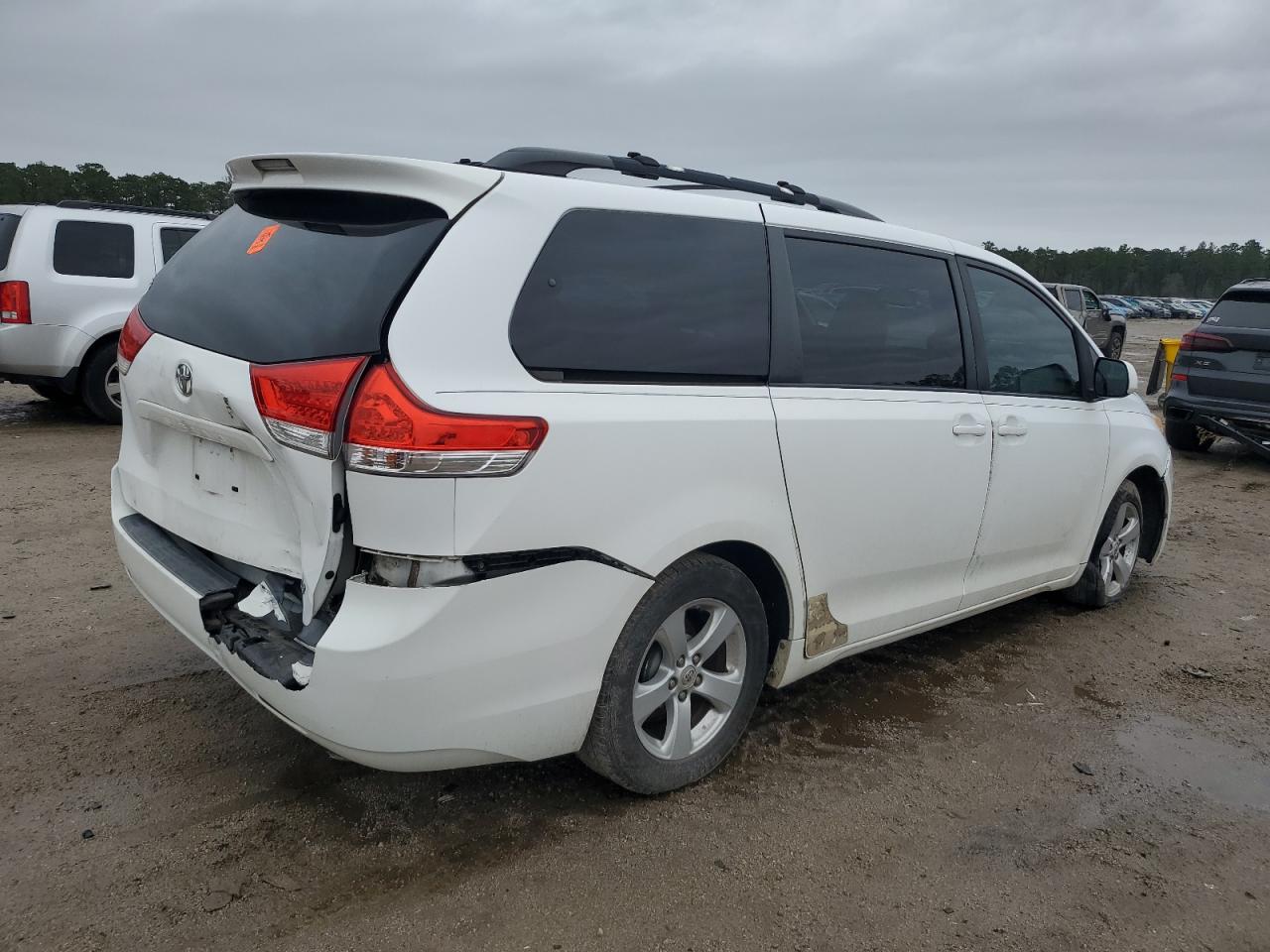 2011 Toyota Sienna - Image 3
