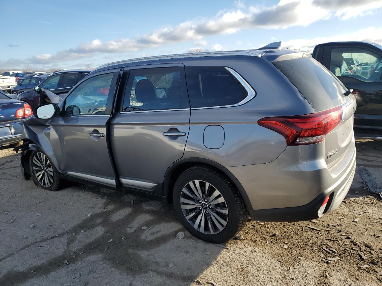 2019 Mitsubishi Outlander - Image 2