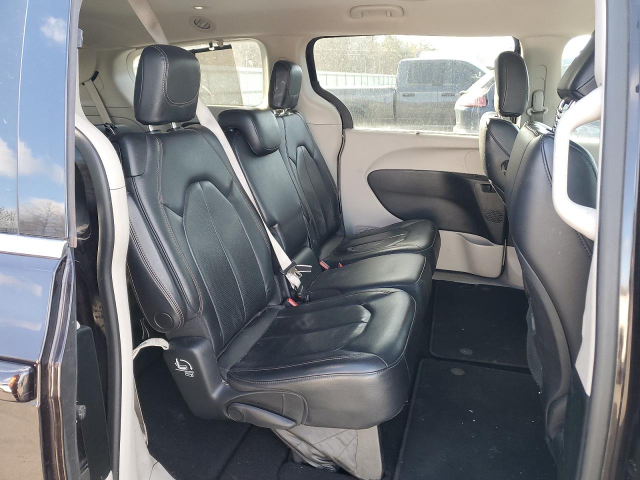 2018 Chrysler Pacifica - Image 11