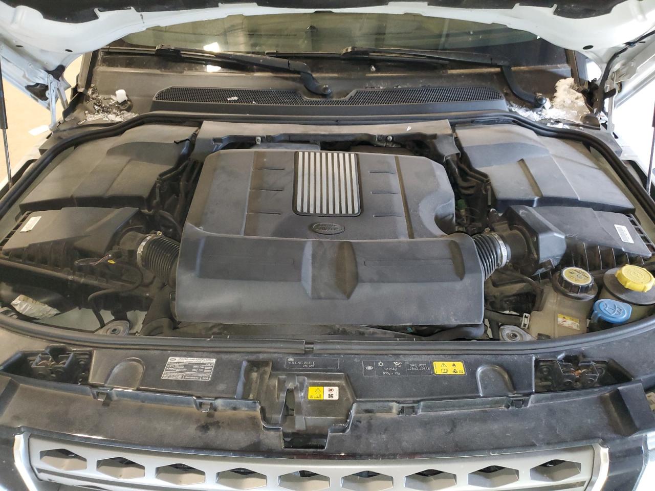 2016 Land Rover LR4 - Image 12