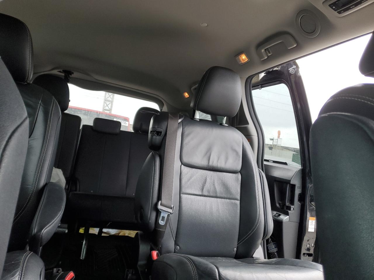 2017 Toyota Sienna - Image 10