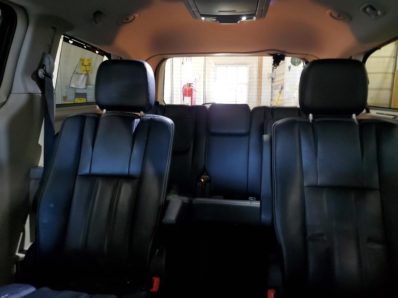 2015 Chrysler Town & Country - Image 10