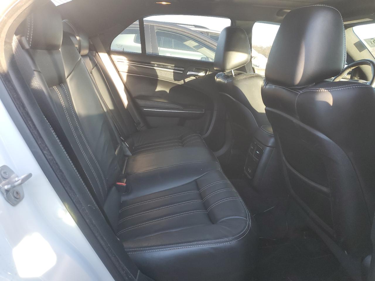 2018 Chrysler 300 - Image 10