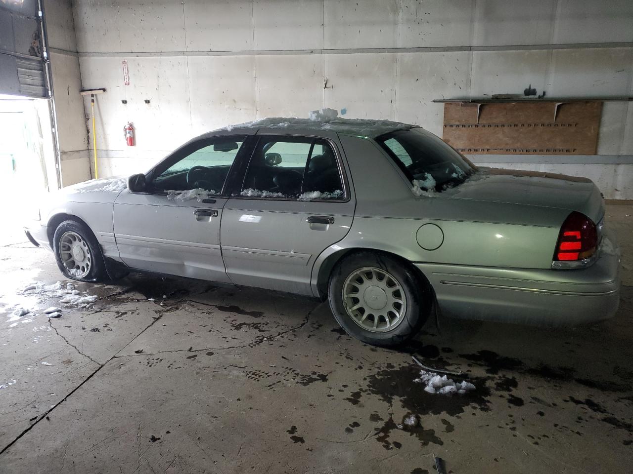 2002 Ford Crown Victoria - Image 2