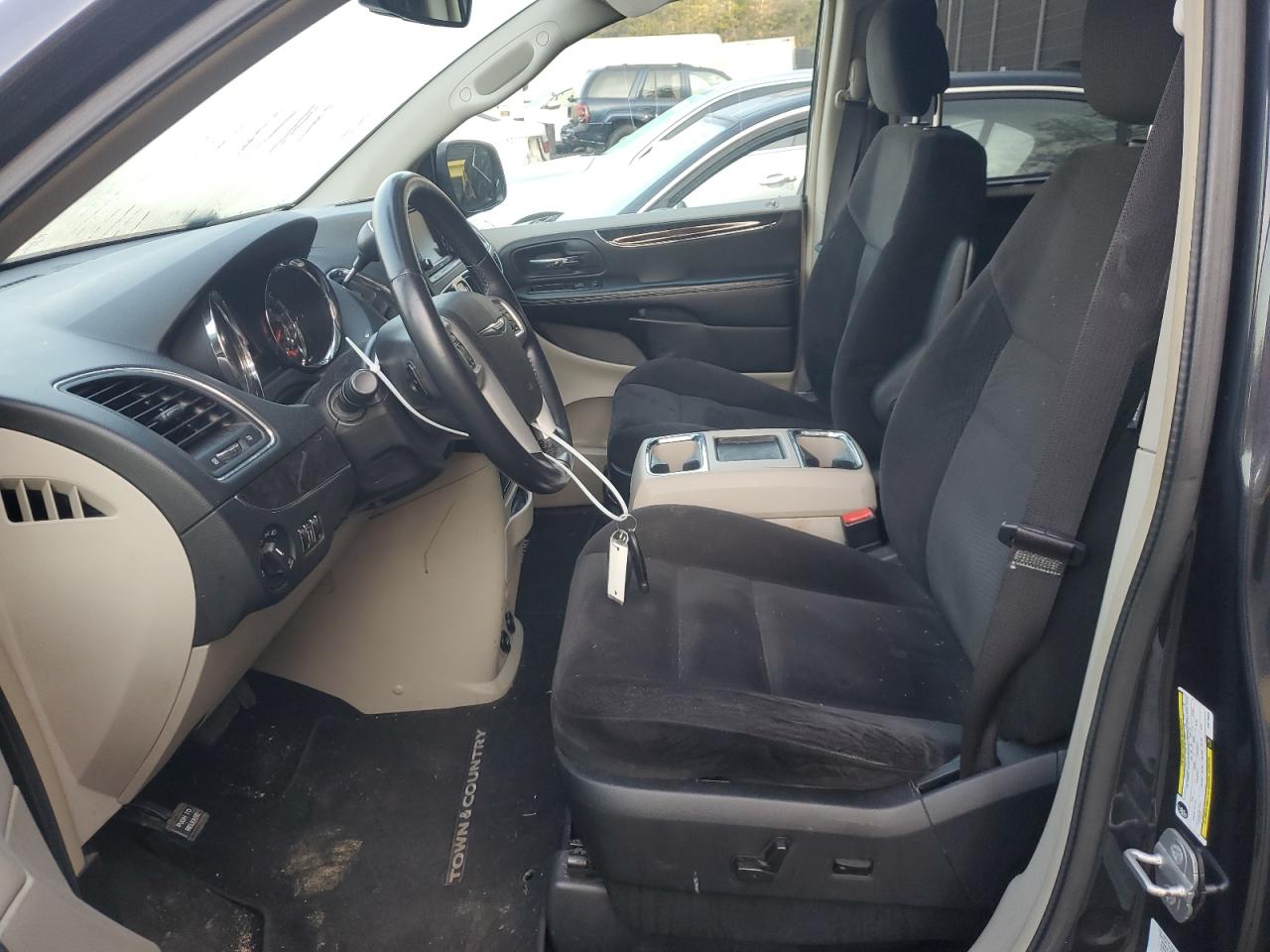 2014 Chrysler Town & Country - Image 7