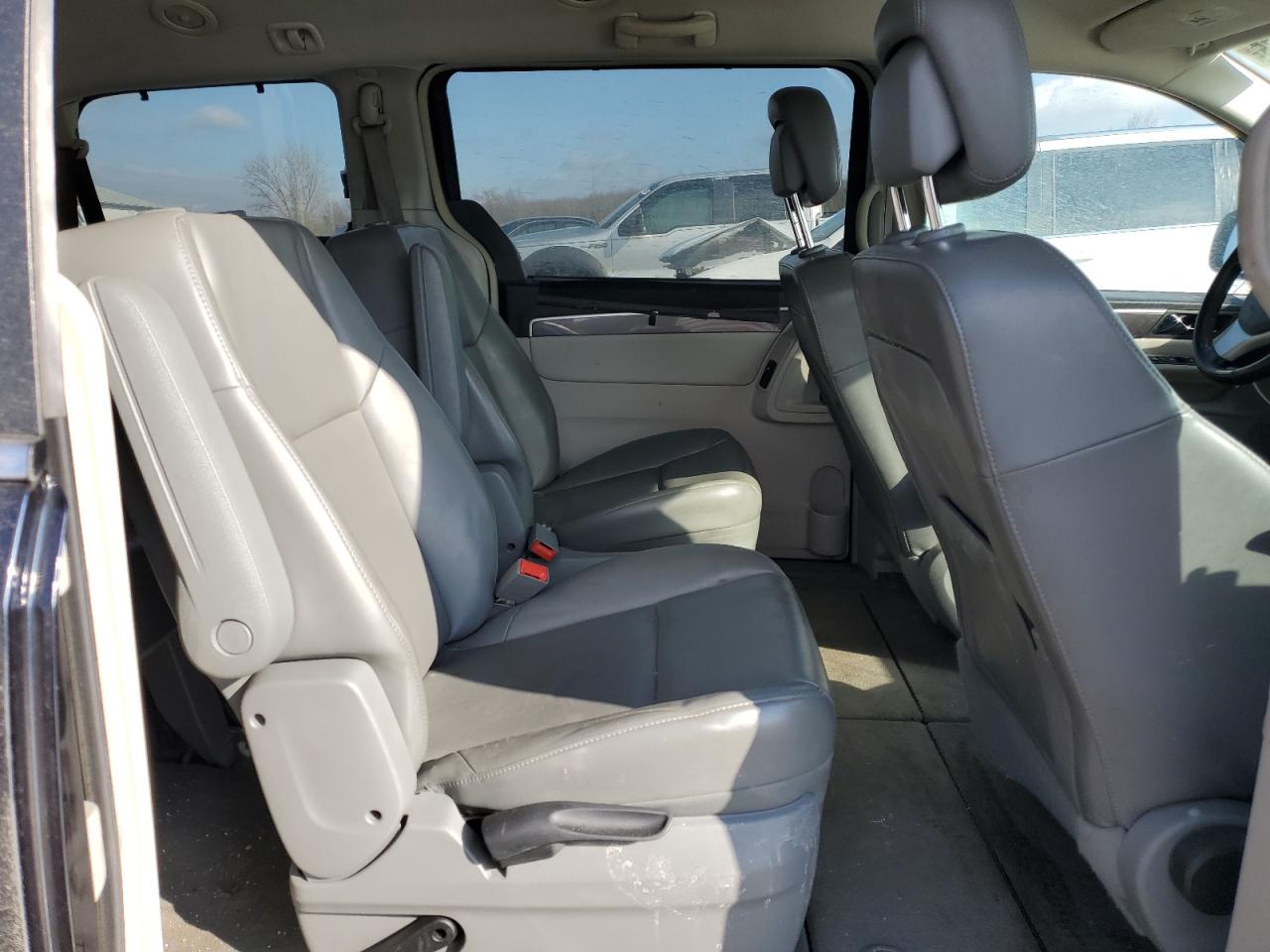2010 Volkswagen Routan - Image 12