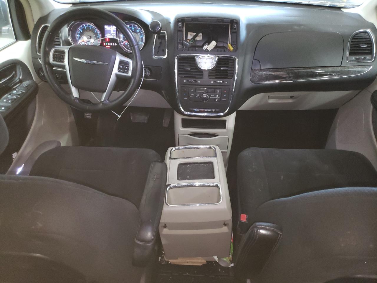 2011 Chrysler Town & Country - Image 8