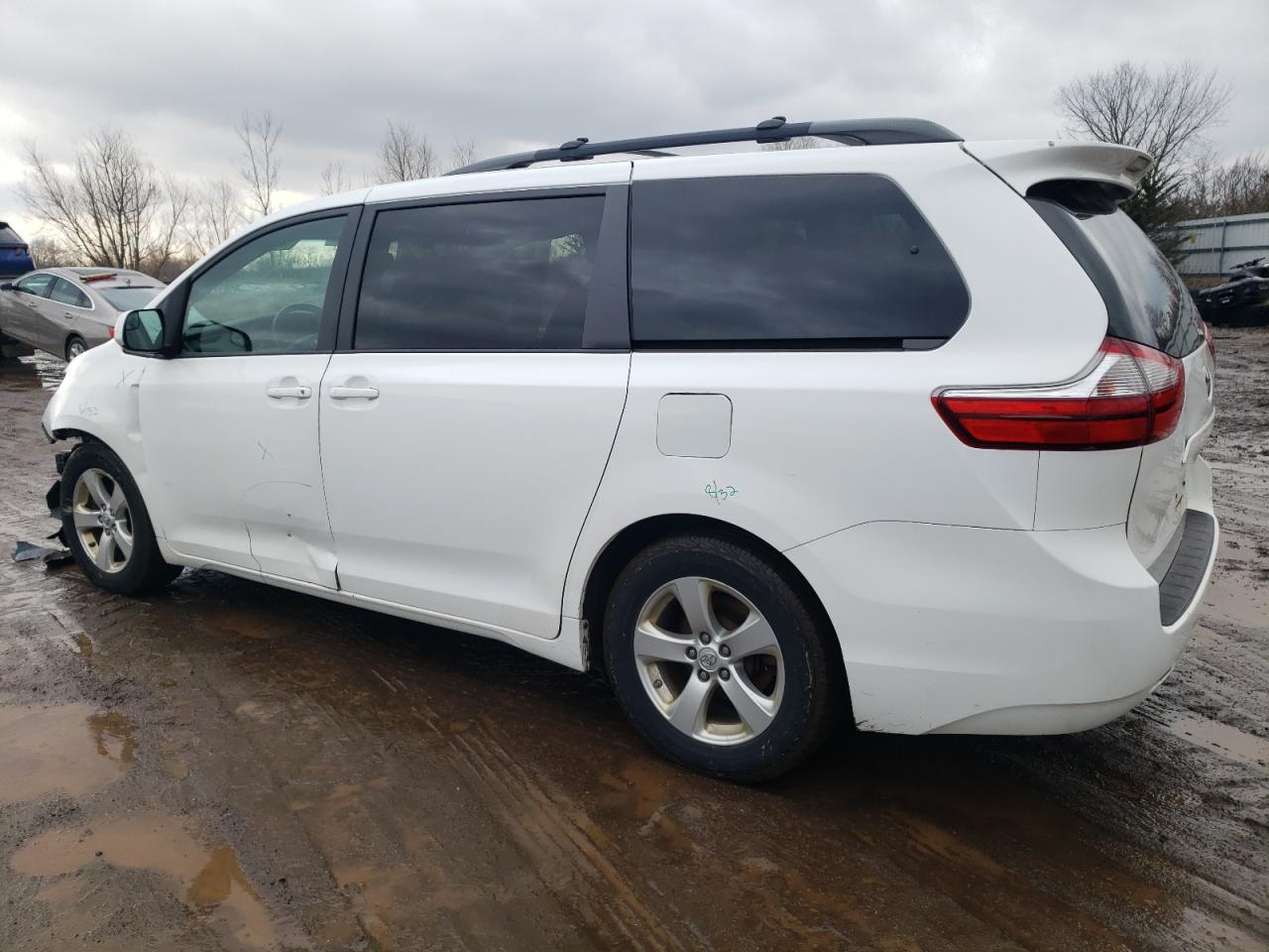 2015 Toyota Sienna - Image 2