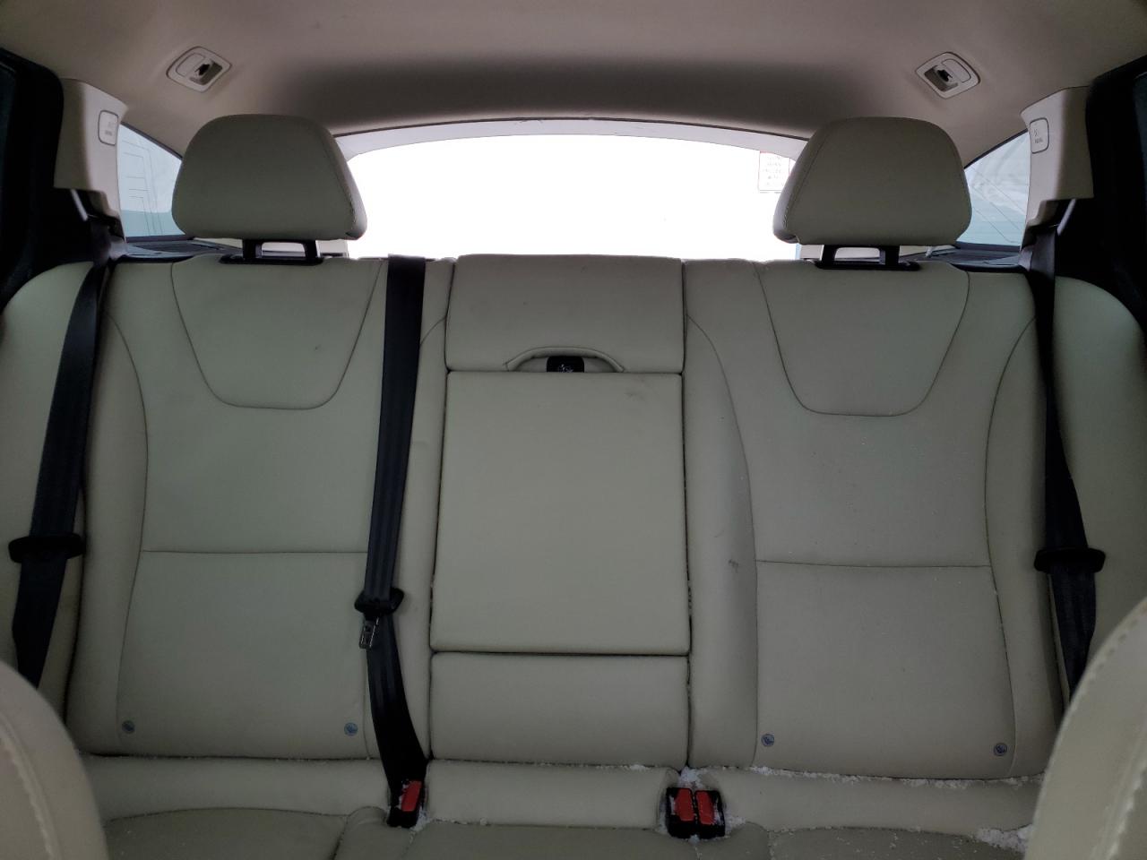 2015 Volvo V60 - Image 10