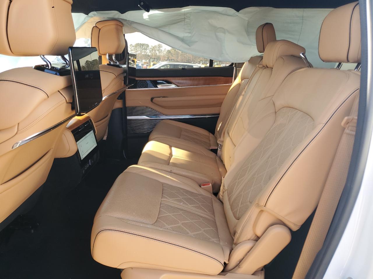 2022 Jeep Grand Wagoneer - Image 11