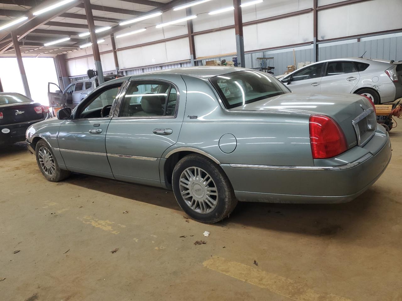 2006 Lincoln Town Car - Image 2