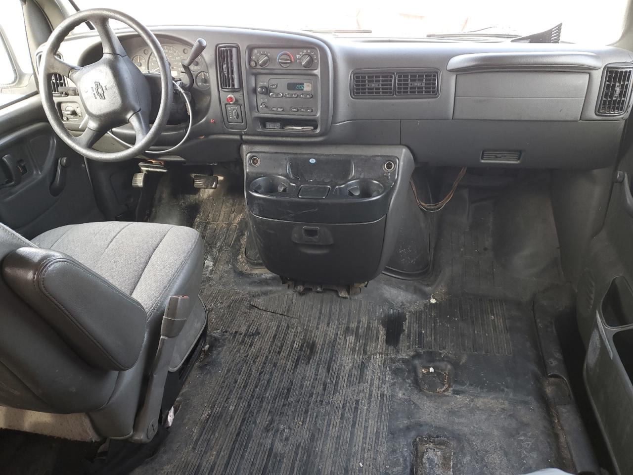 2002 Chevrolet Express - Image 8