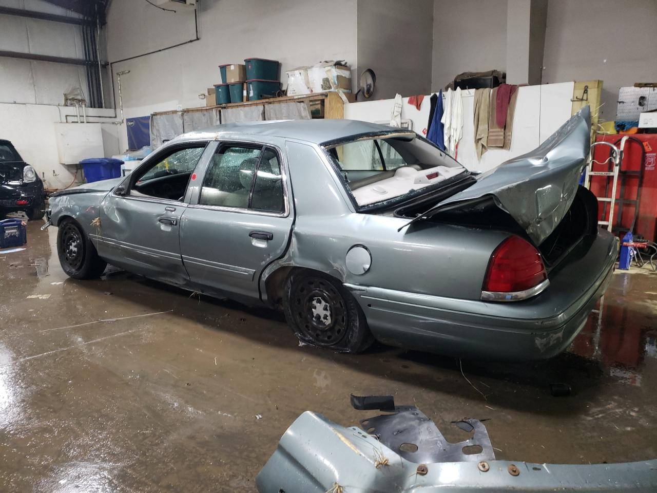 2005 Ford Crown Victoria - Image 2