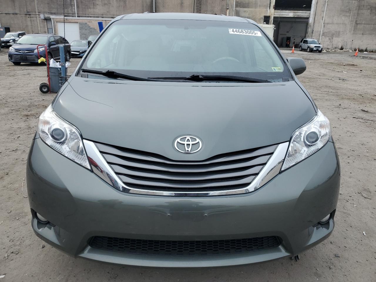 2014 Toyota Sienna - Image 5
