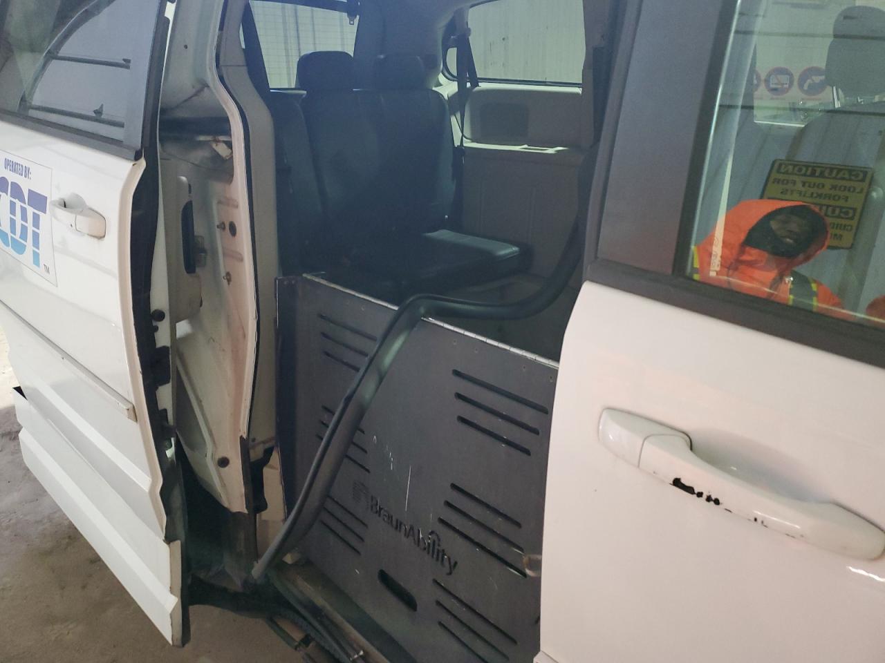 2016 Dodge Caravan - Image 11