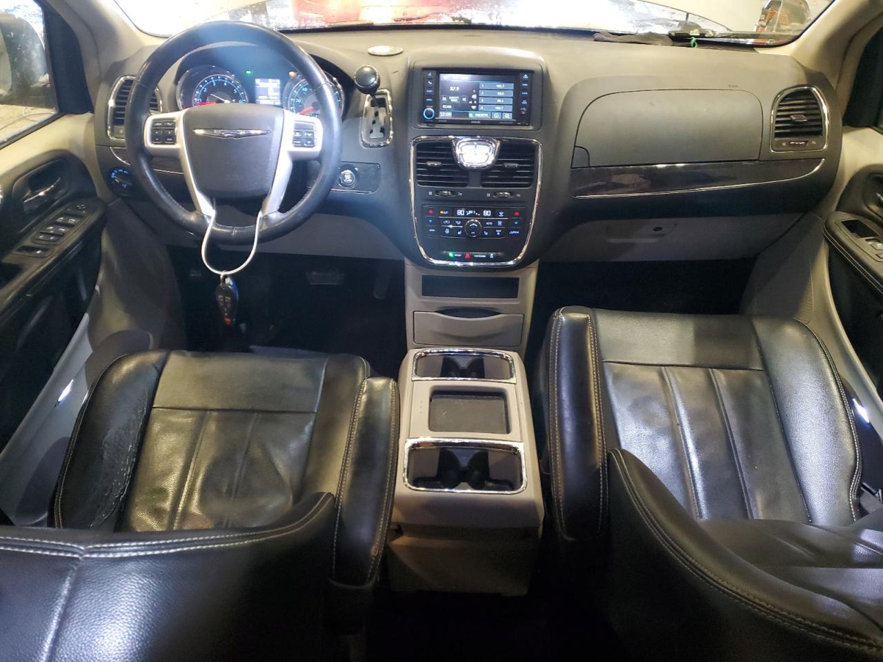 2014 Chrysler Town & Country - Image 8
