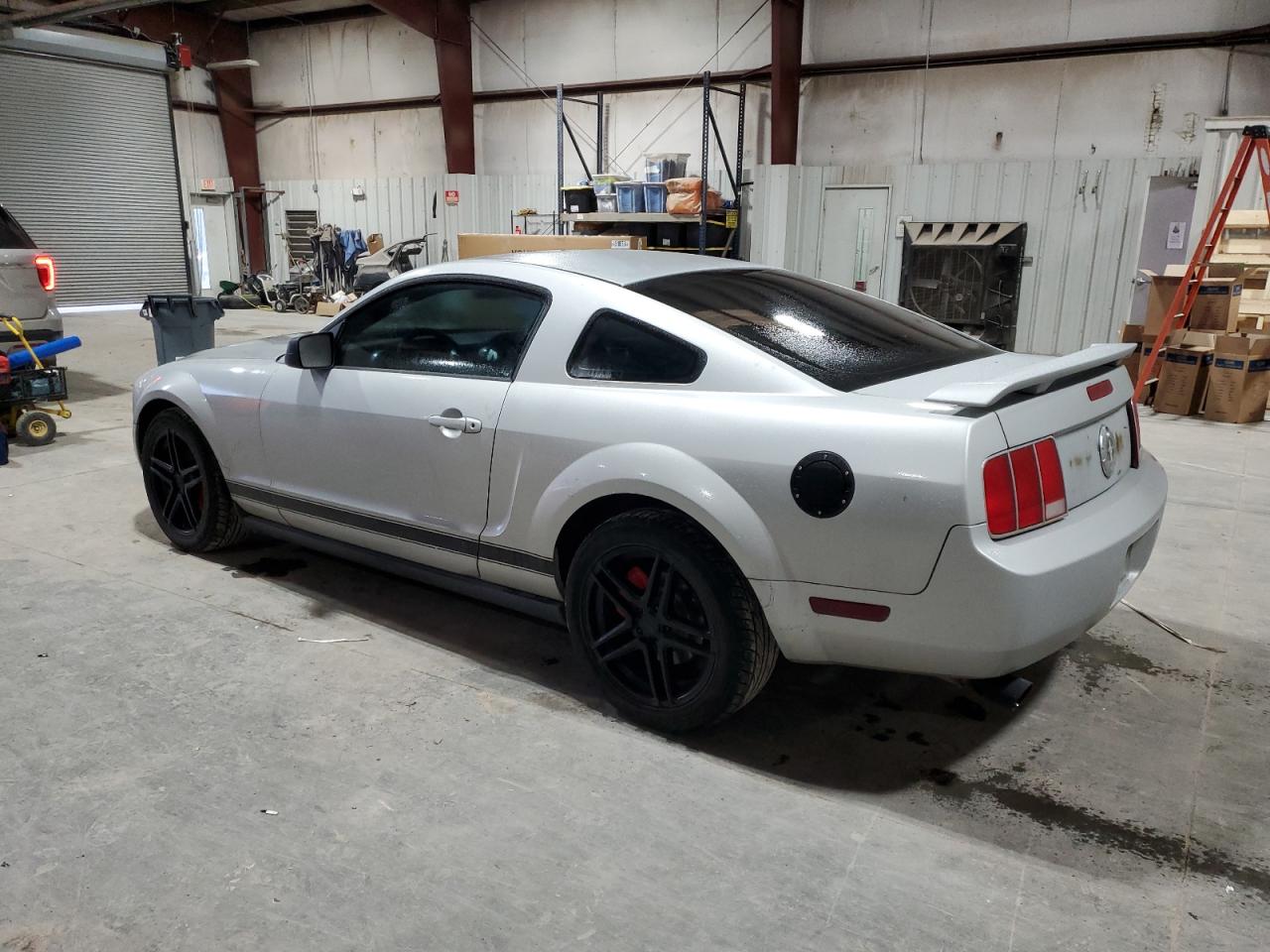 2005 Ford Mustang - Image 2