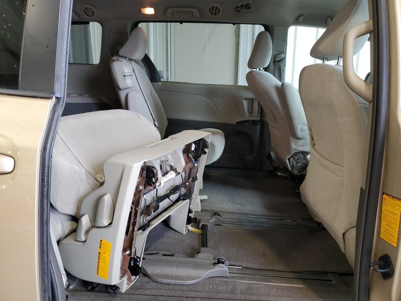 2011 Toyota Sienna - Image 11
