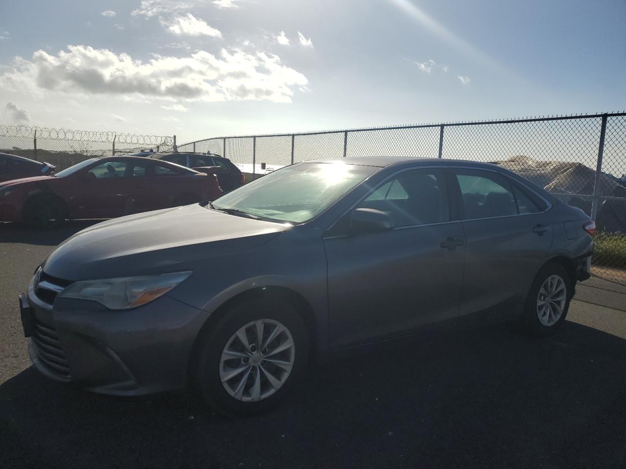 2016 Toyota Camry Le იყიდება Kapolei-ში, HI - Rear End