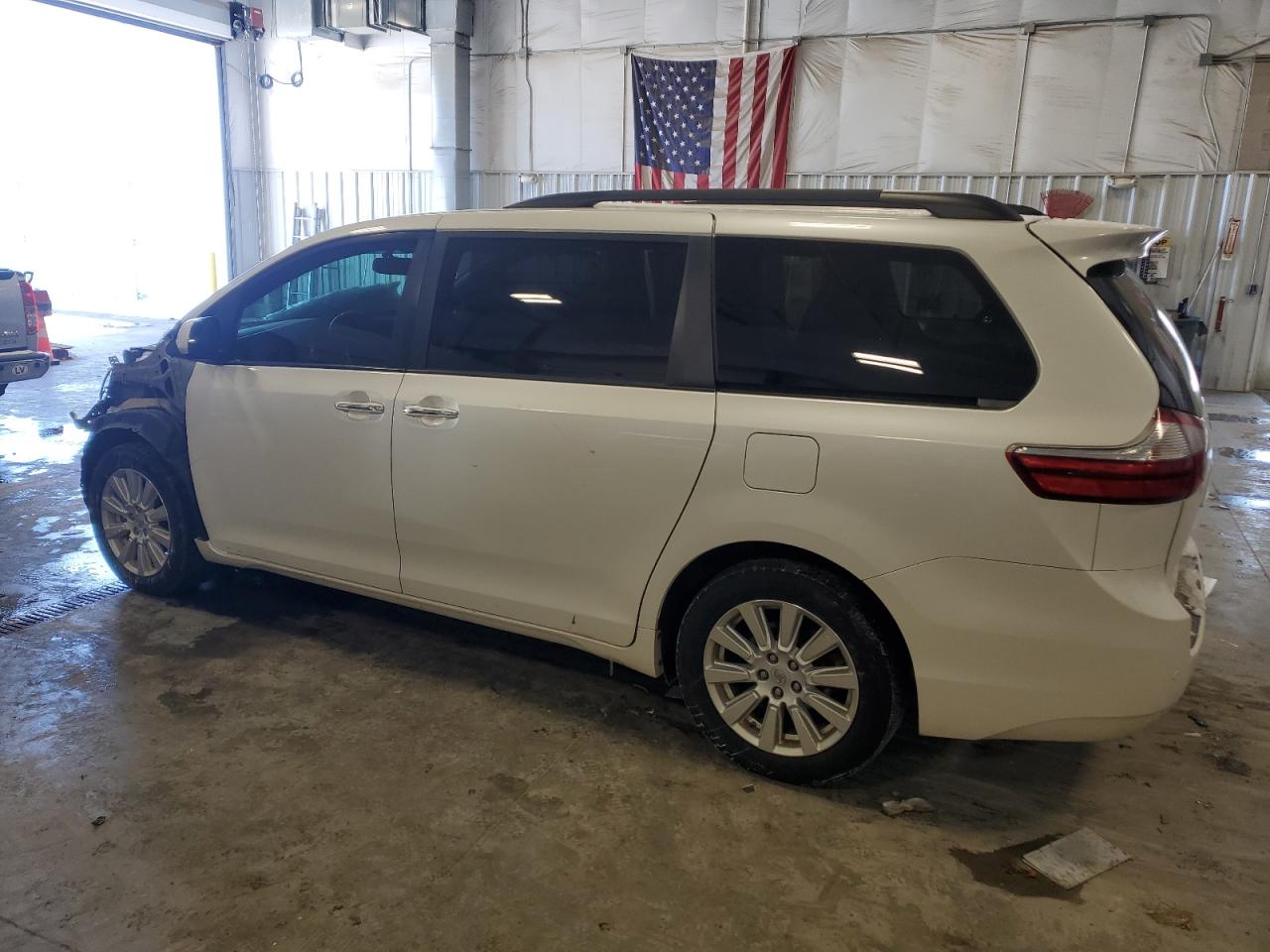 2017 Toyota Sienna - Image 2