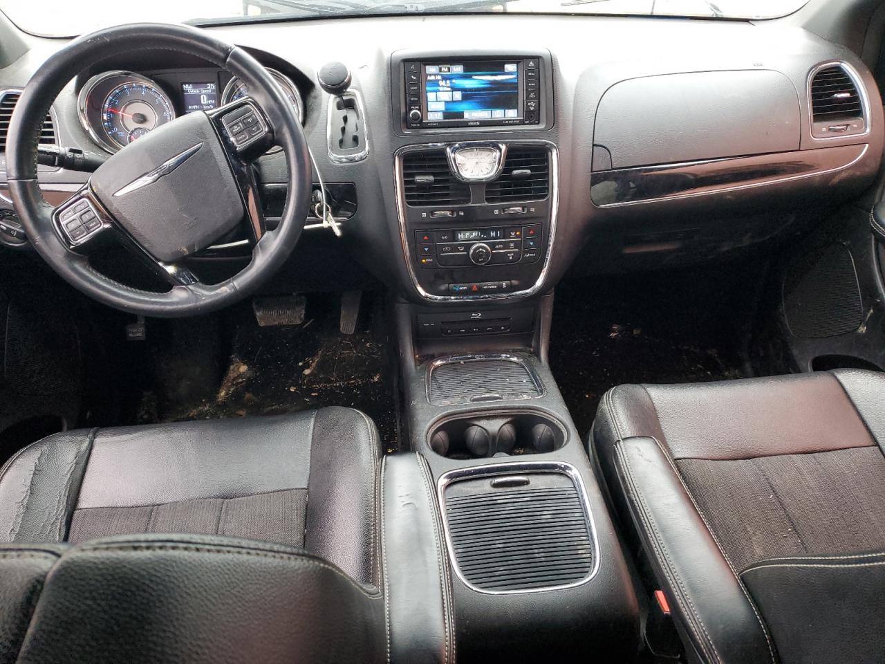 2014 Chrysler Town & Country - Image 8