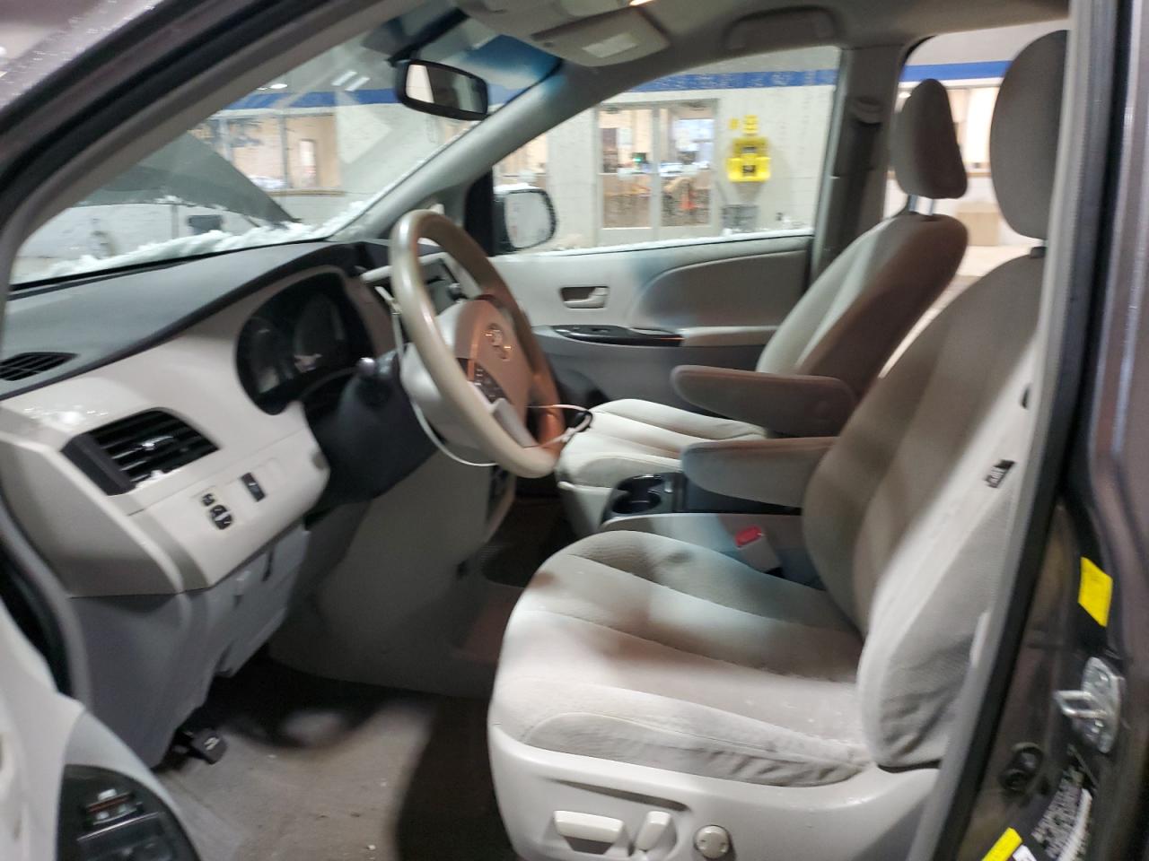 2011 Toyota Sienna - Image 7