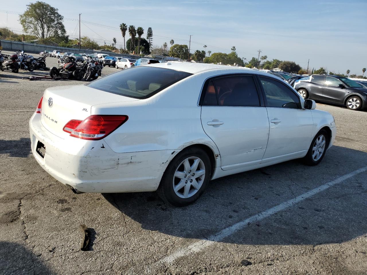 2010 Toyota Avalon - Image 3