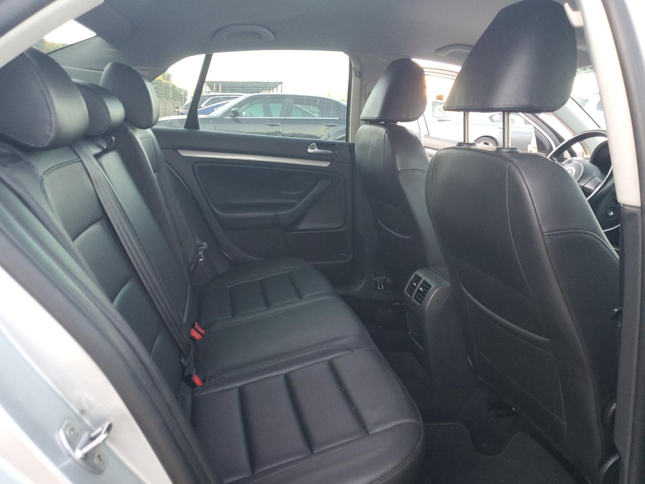2010 Volkswagen Jetta - Image 10