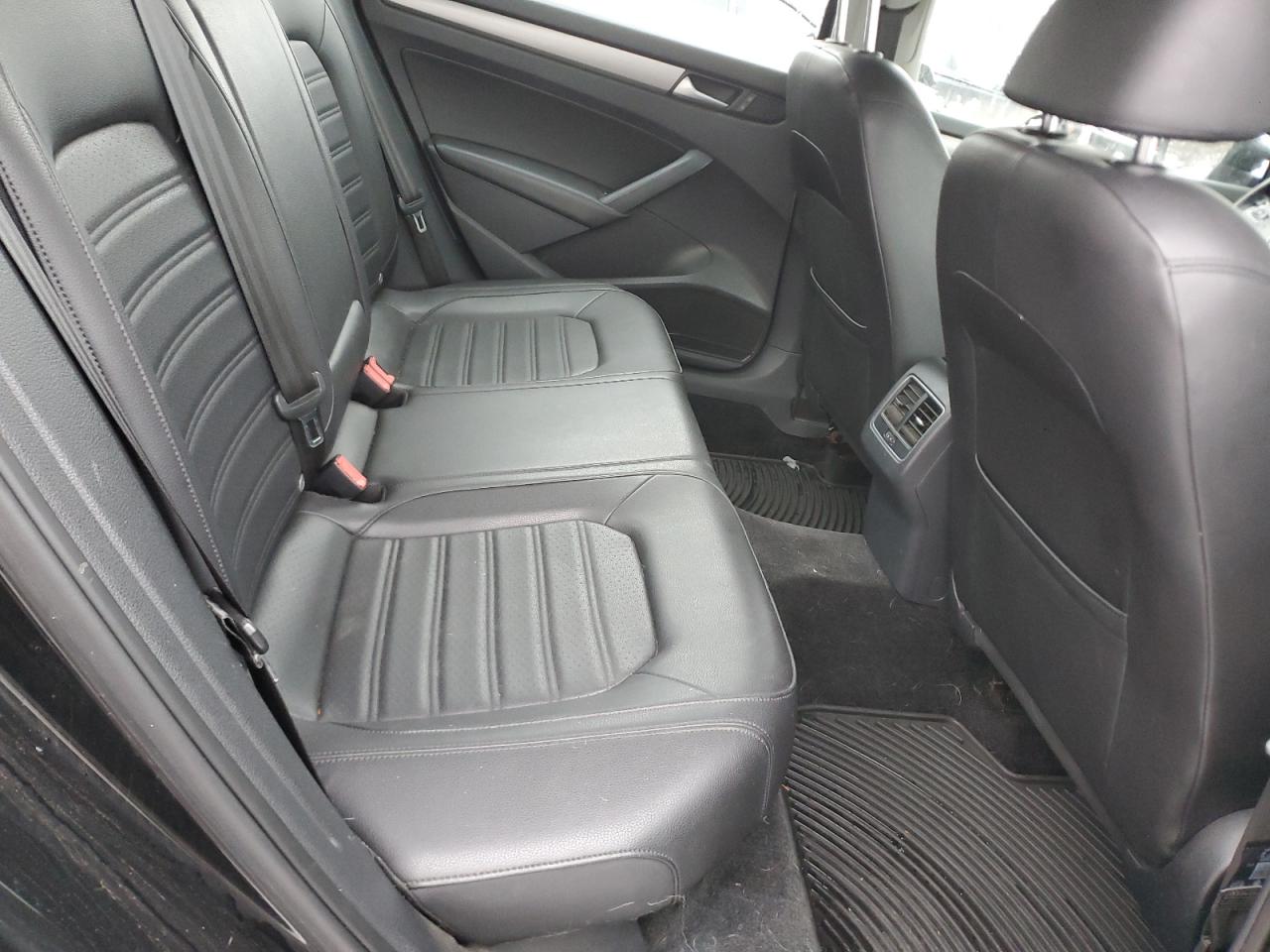 2015 Volkswagen Passat - Image 10