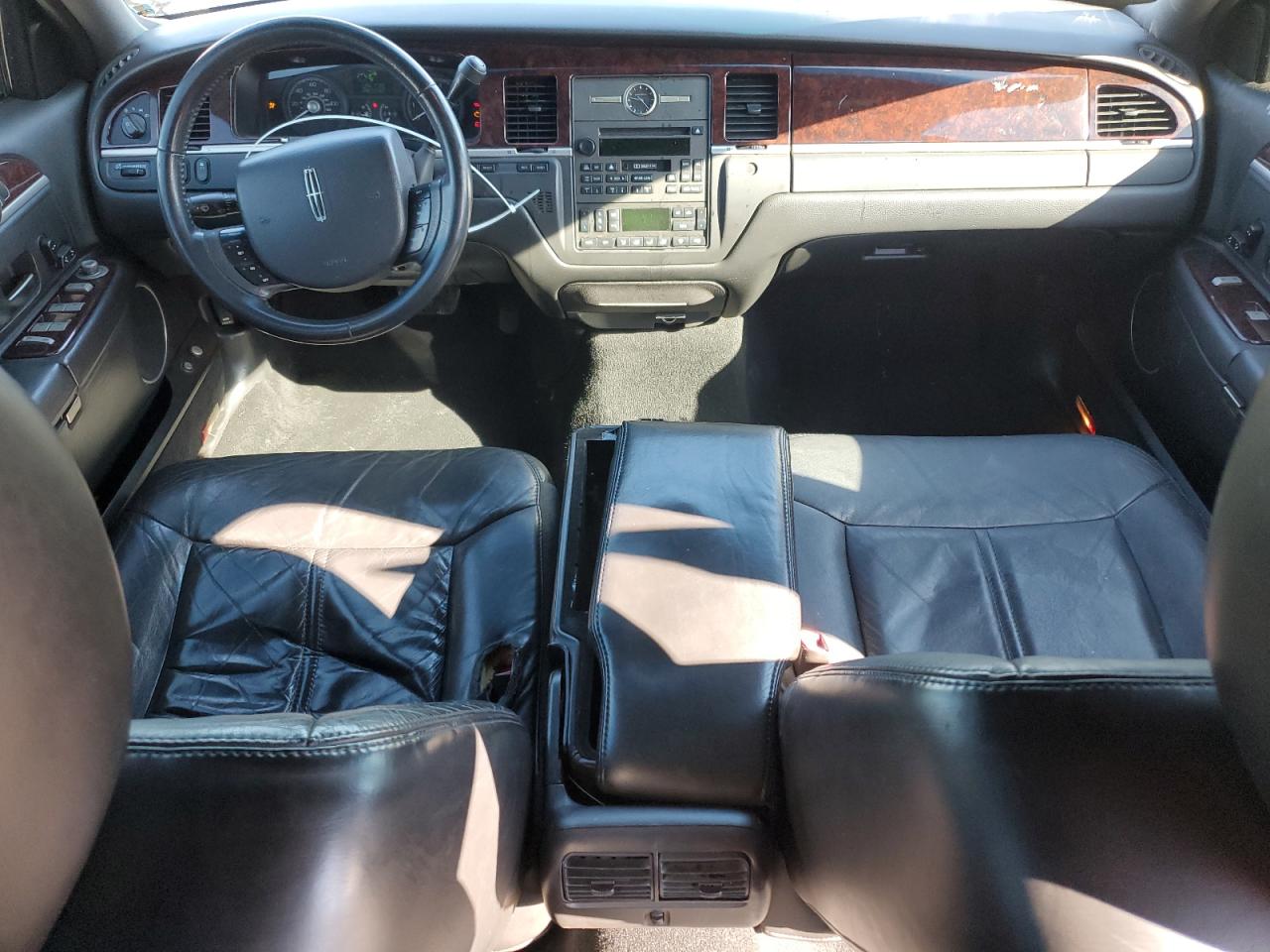 2011 Lincoln Town Car - Image 8