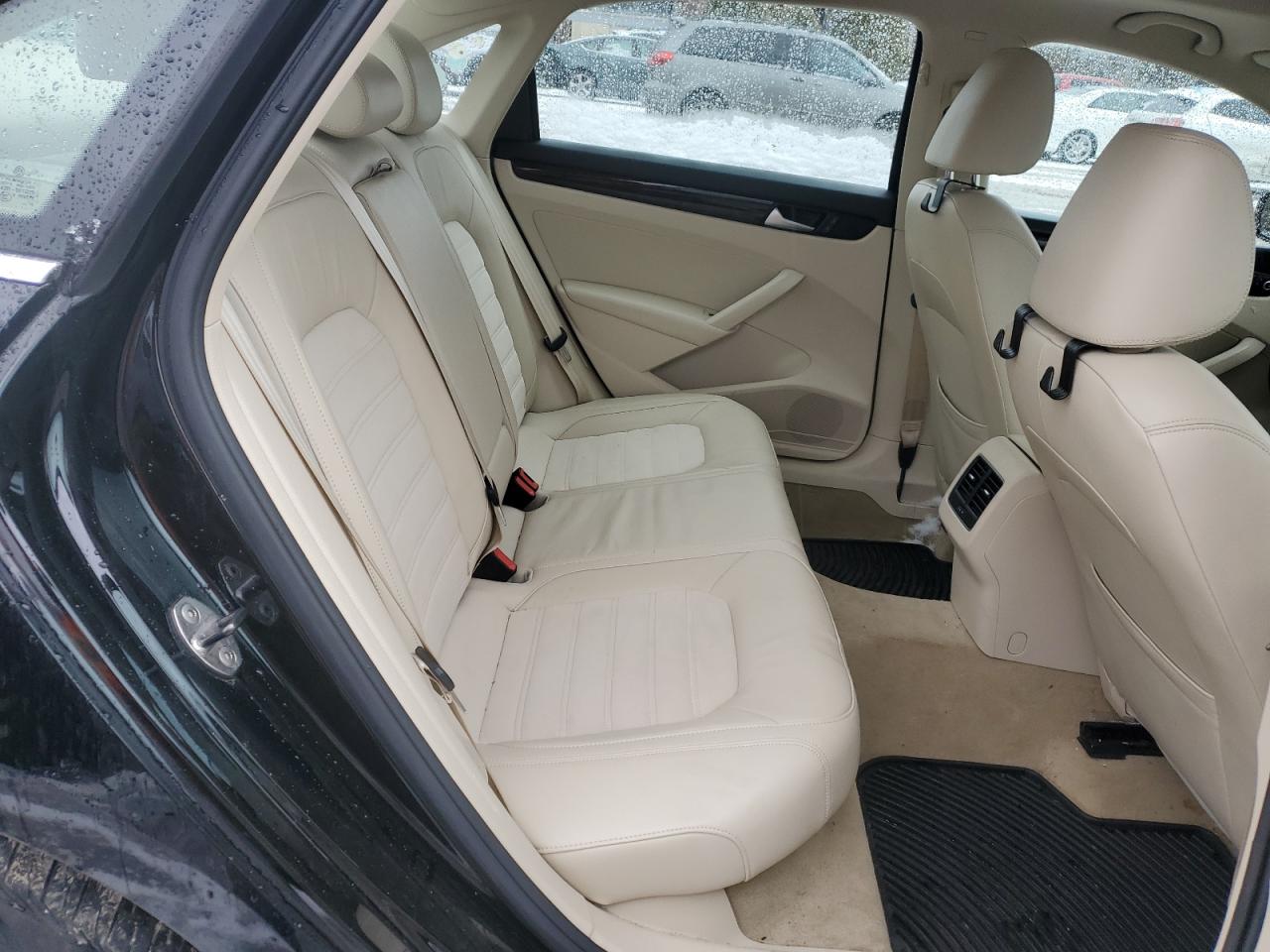 2014 Volkswagen Passat - Image 10
