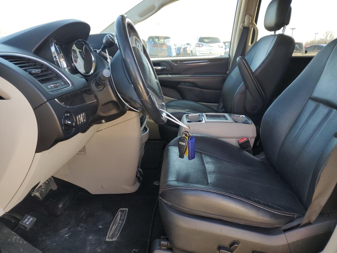 2016 Chrysler Town & Country - Image 7