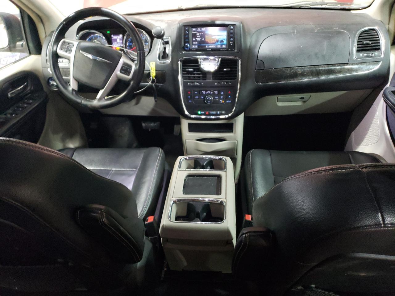 2014 Chrysler Town & Country - Image 8