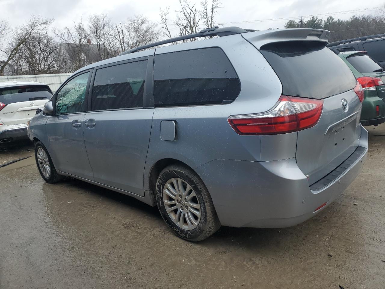 2015 Toyota Sienna - Image 2