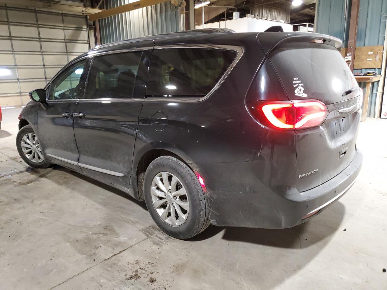 2018 Chrysler Pacifica - Image 2