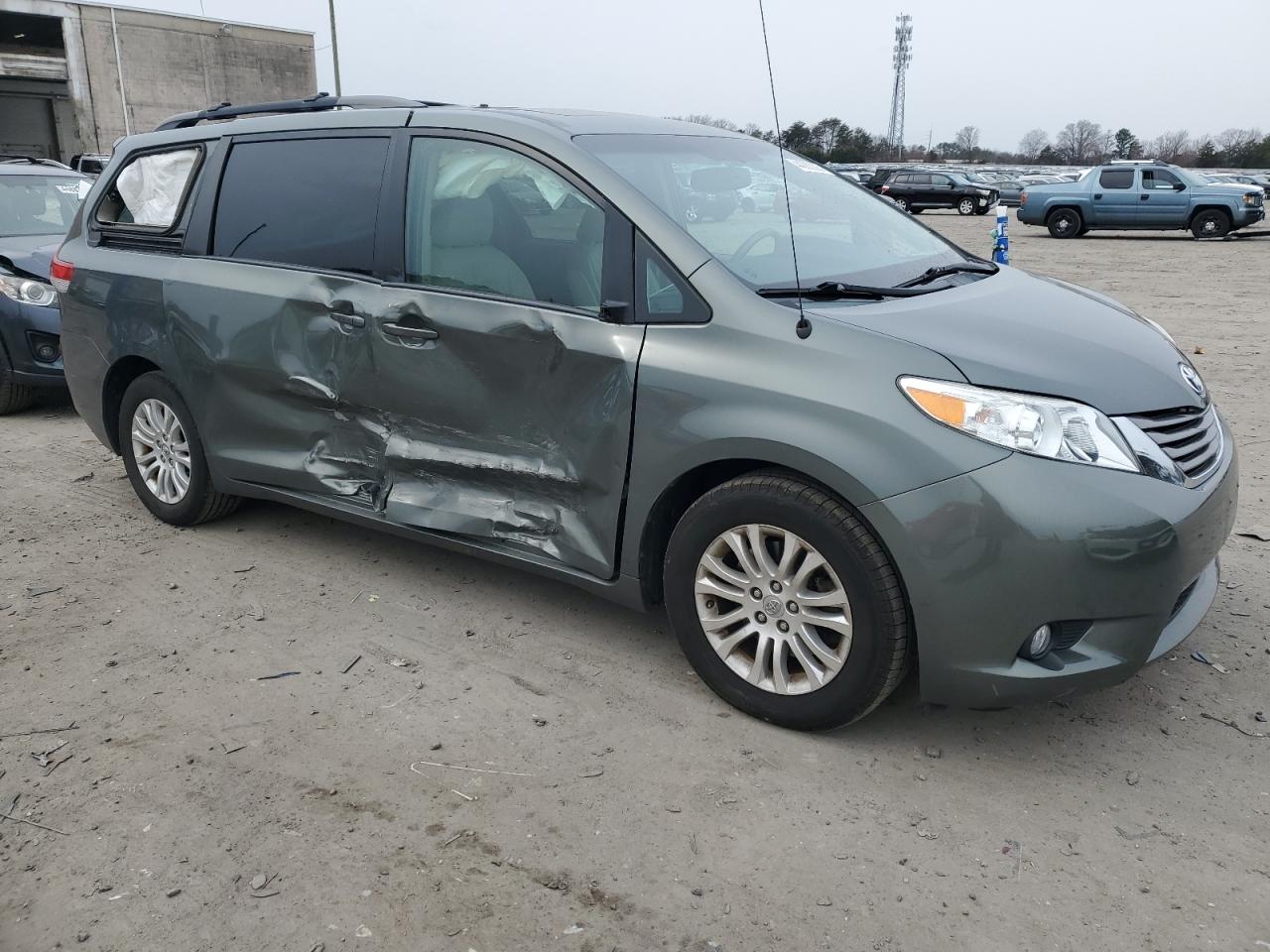 2014 Toyota Sienna - Image 4