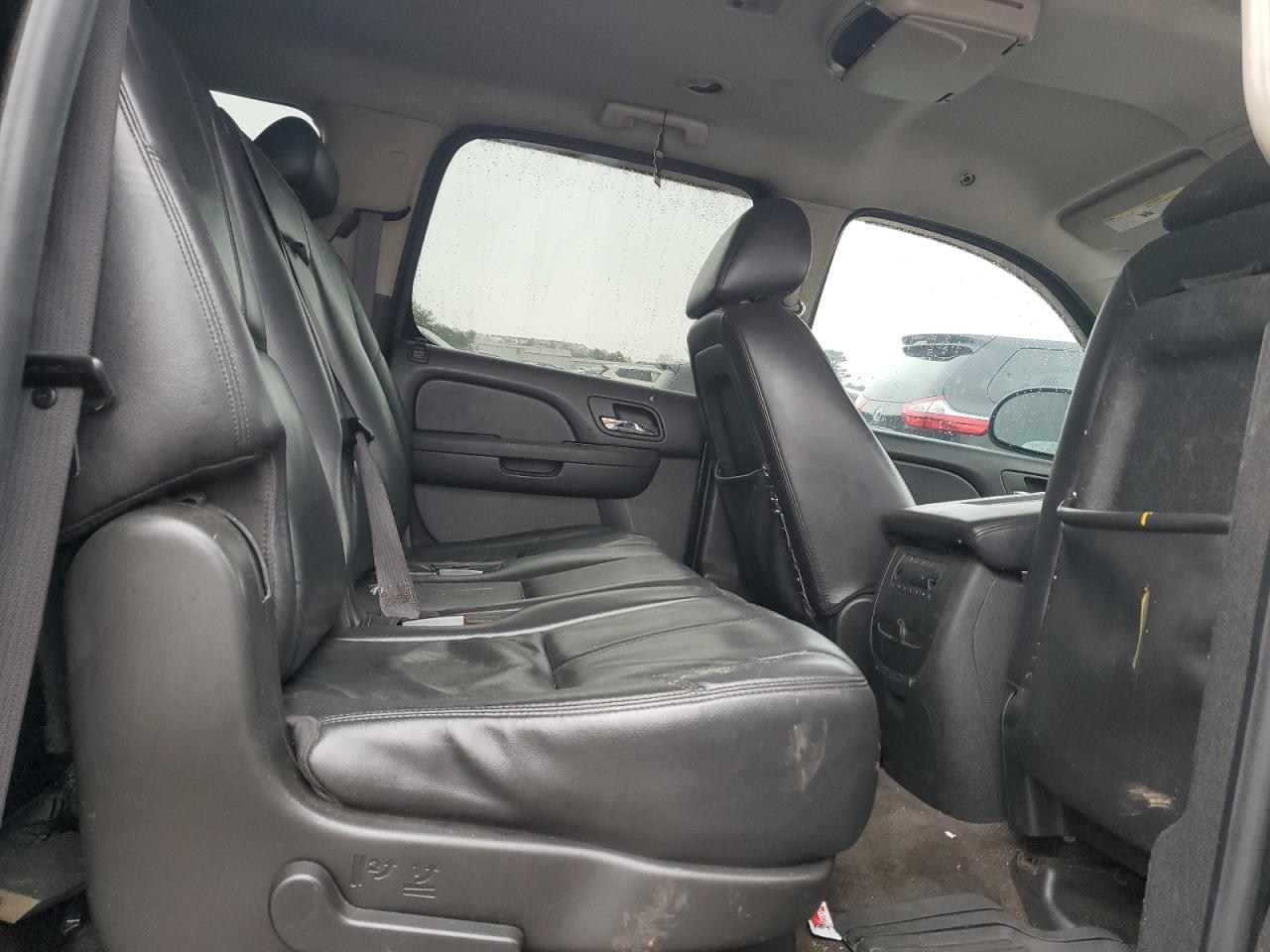 2010 Chevrolet Suburban - Image 11