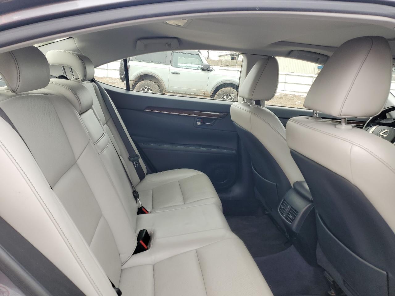 2013 Lexus ES - Image 10