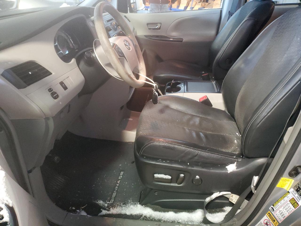 2012 Toyota Sienna - Image 7