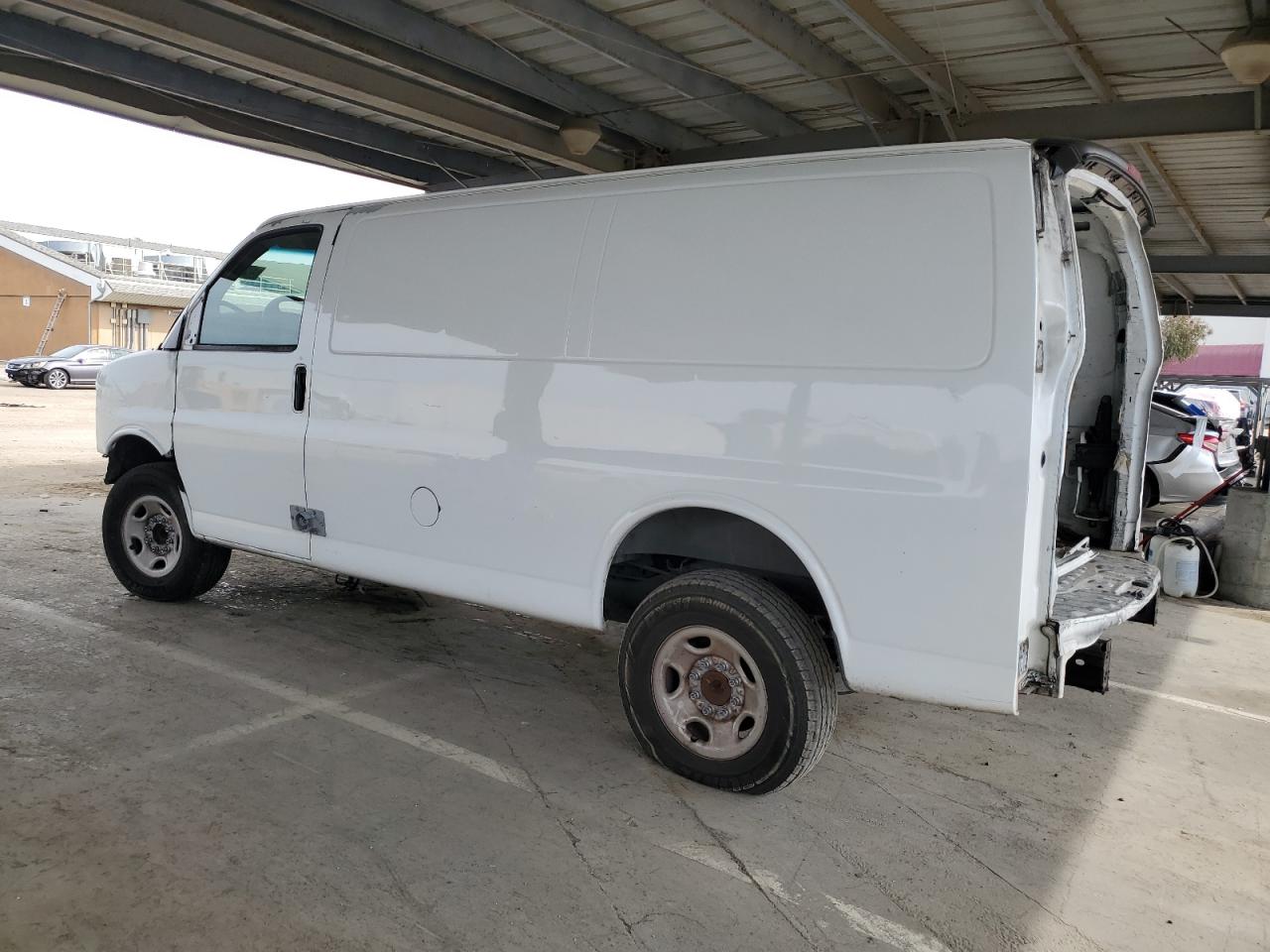 2007 GMC Savana - Image 2