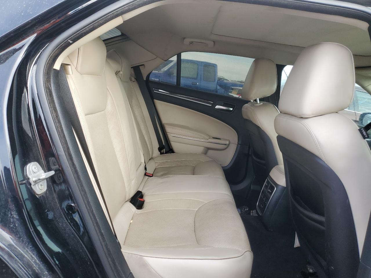 2017 Chrysler 300 - Image 10