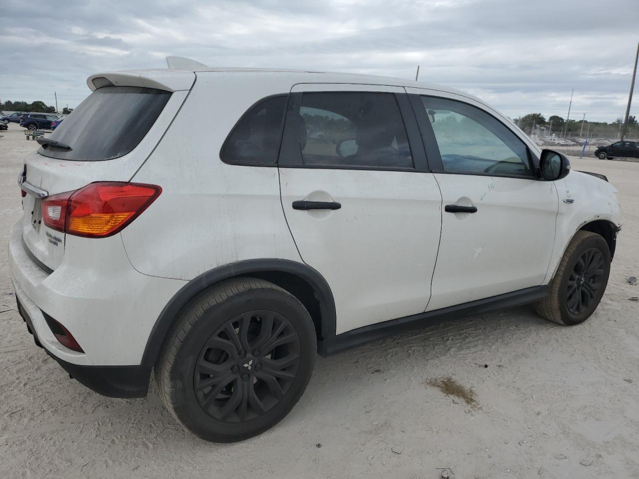 2019 Mitsubishi Outlander - Image 3