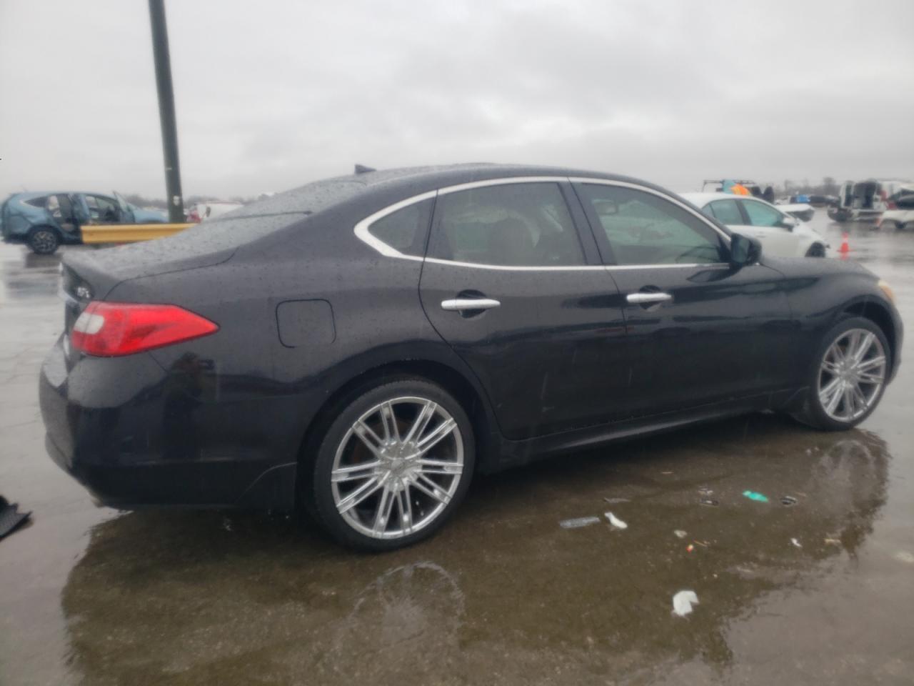 2011 Infiniti M - Image 3
