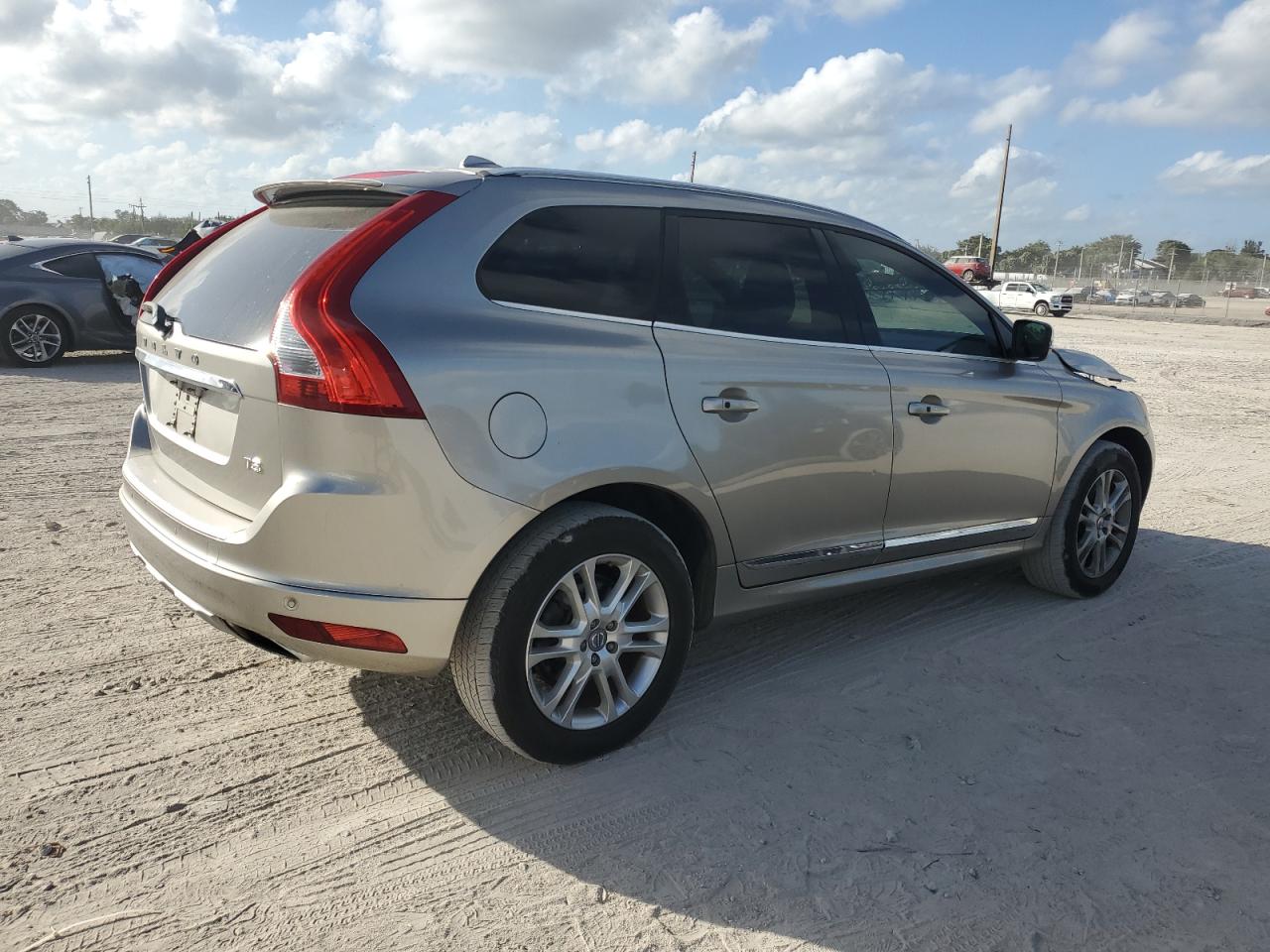 2016 Volvo XC60 - Image 3