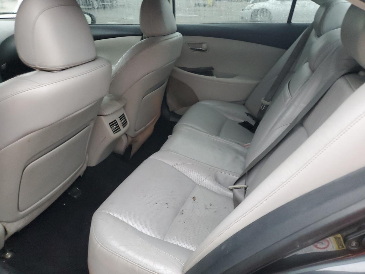 2010 Lexus ES - Image 10