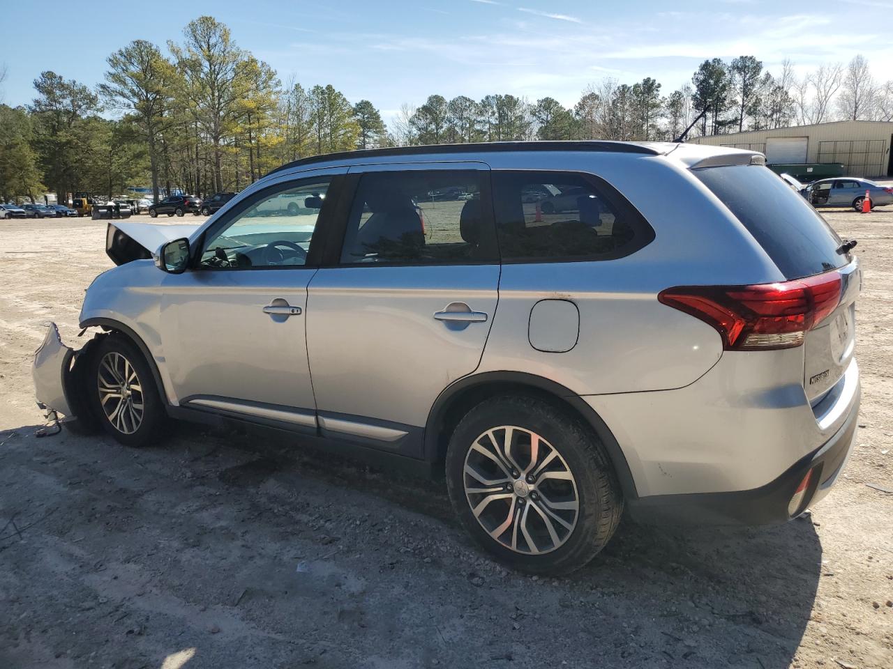 2016 Mitsubishi Outlander - Image 2