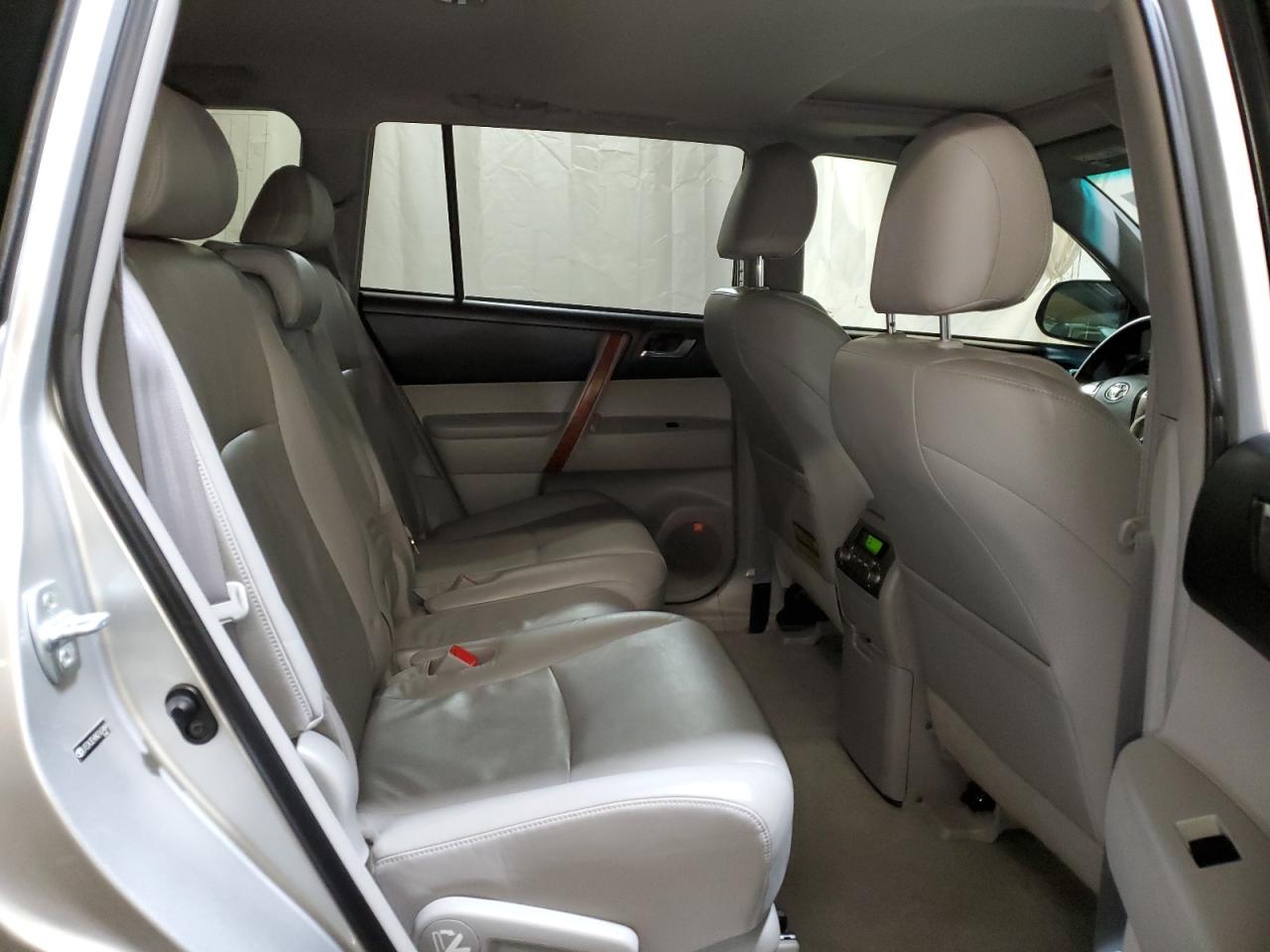 2010 Toyota Highlander - Image 11