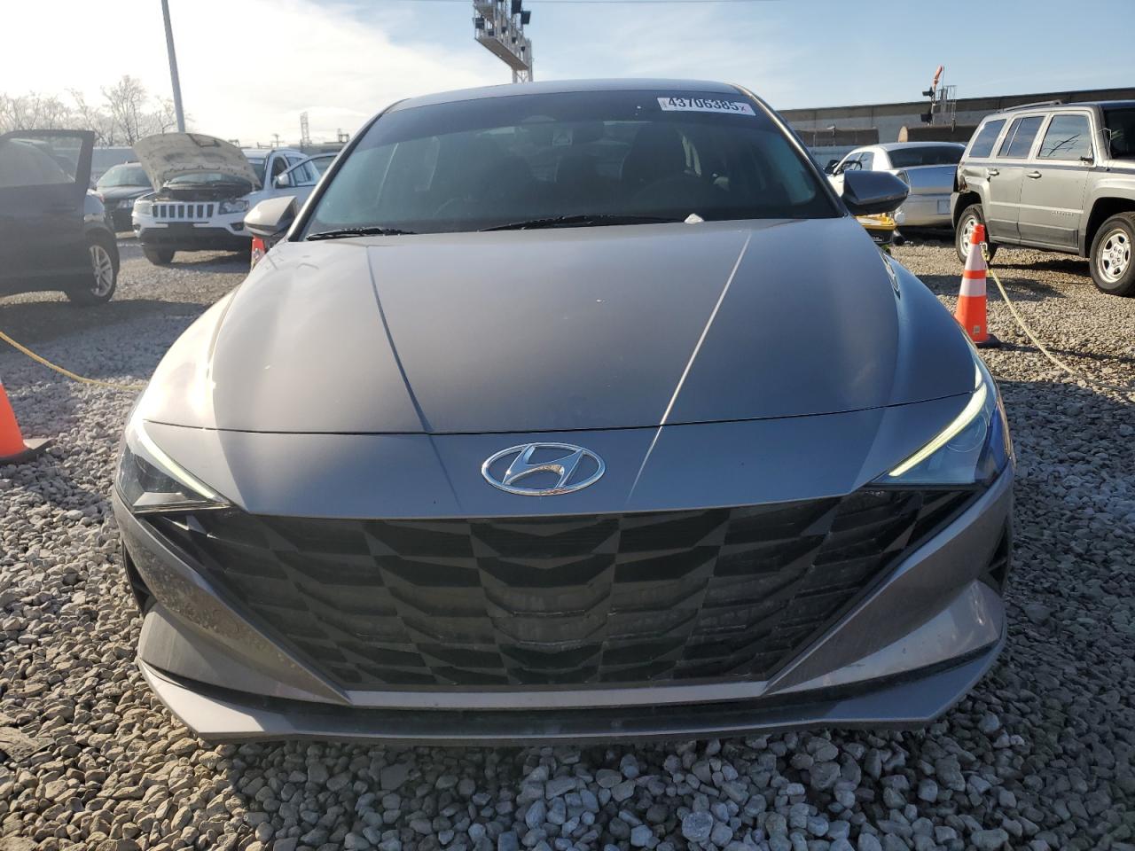 2021 Hyundai Elantra - Image 5
