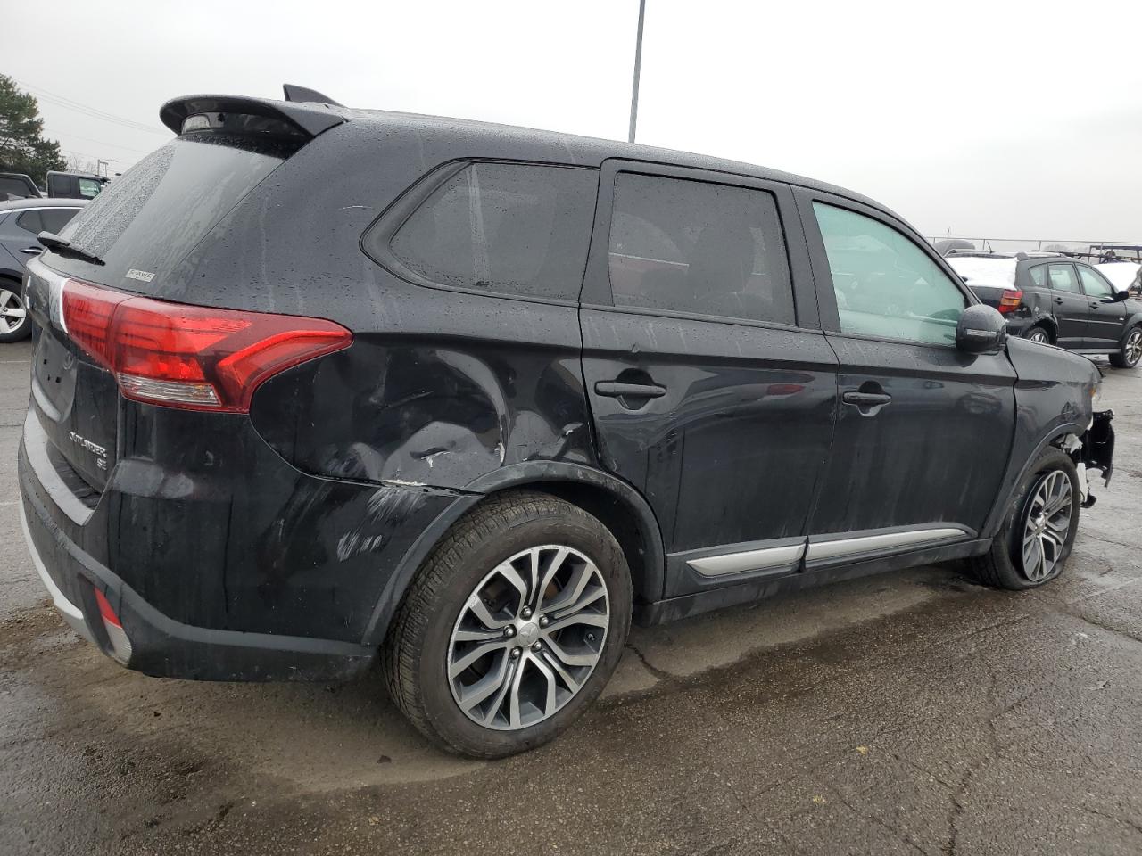 2017 Mitsubishi Outlander - Image 3